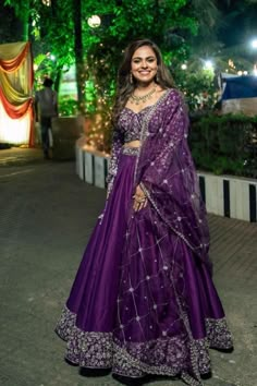 Sangeet Ghagra, Purple Ghagra, Dark Purple Lehenga, Shimmery Dresses, डिजाइनर कपड़े, Purple Lehenga, Lehenga Saree Design, Simple Lehenga, Shimmery Dress