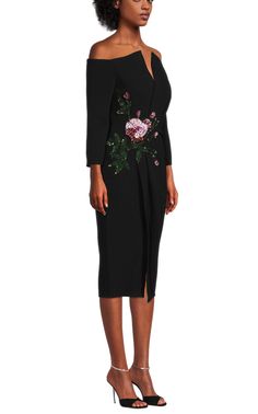 Confectionnée dans une silhouette intemporelle et flatteuse en crêpe de laine stretch noir, cette robe de cocktail est agrémentée d'une broderie florale en cristal à la taille. Il est confectionné avec une encolure flatteuse à épaules dénudées, des manches trois-quarts et un devant en faux portefeuille cranté. Il est rehaussé d'un détail floral éblouissant orné de cristaux au niveau des hanches. Une fente coupée jusqu'à là complète le look.
Épaules dénudées avec détail col en V
Manches trois-qua Chevron Outfit, Chevron Jewelry, Crystal Embroidery, Coctail Dresses, International Clothing, Wool Crepe, Runway Dresses, Luxury Women Fashion, Black Stretch