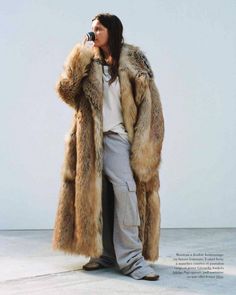 Fur Coat Outfit, Laetitia Casta, Winter Fits, Coat Outfits, Fur Fashion, Harper's Bazaar, Mode Inspiration, Fashion Killa, Look Cool