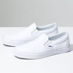 Slip-On Vsco Shoes, Tennis Vans, Simple Streetwear, White Slip On Vans, 80s Shoes, Tenis Vans, Sneaker Outfits, Slipon Sneakers, Vans Store