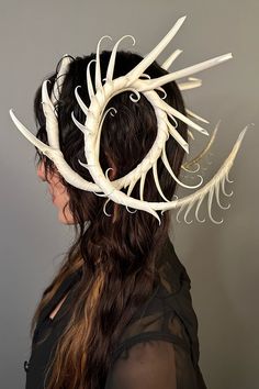 This is a one of a kind piece of wearable art made for the Five and Diamond Eleventh Annual Headgear Art Show and shown on June 16, 2023 in San Francisco. ARTIST: Zoa Chimerum LOCATED IN: New York, New York (Astoria) DESCRIPTION: A spiraling headdress loosely inspired by the horns of an Ox. A manifestation of the ancient Egyptian goddess of joy, Hathor, who has been depicted as a human figure with the head of a bovine, carrying the disc of the sun between her horns. This head dress has phosphore Angel Head Piece, Crown With Horns, Horn Crown, Fantasy Headdress, Ancient Egyptian Goddess, Floral Headdress, Sculpture Projects, Head Dress, Egyptian Goddess