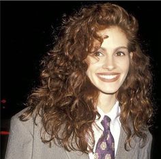 #FBF to those splendid 80’s curls of Julia Roberts 80s Curly Hair, 80s Hair Styles, Julia Roberts Style, Curly Hair Photos, 80s Hair, Diane Lane, 90s Hairstyles, Alyssa Milano