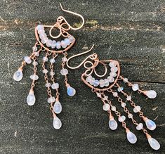 These stunning hand formed and hand wrapped fan shaped earrings have lovely long droplets of rainbow moonstones. These chandeliers are completely articulated and swing beautiful along with you. Great statement piece, these beauties are fit for your fun night out or even your wedding day. Wrapped in Rose gold filled wire. Hand made and hand formed ear wires.  Gold filled components contain significantly more gold than similar plated items allowing for daily wear without fear of tarnishing or damaging the finish. Moonstone Chandelier, Wire Jewelry Earrings, Framed Jewelry, Ear Art, Fan Jewelry, Bijoux Fil Aluminium, Handmade Wire Jewelry, Work Jewelry, Men Earrings