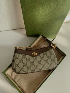 #gucci #miniophidia #gucciminiophidia Gucci New Bag, Designer Bags Gucci, Classic Gucci Handbags, Mini Gucci Bag Outfit, Shopping Bags Aesthetic