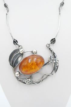 Floral Amber Necklace Necklace 925 Silver IX Necklace Punch: 925 IX Dimensions approx.: Neck Circumference: 49.0 cm Amber: Length: 36.0 mm Width: 25.0 mm Depth: 15.3 mm Weight: 38.0 grams All our ( gold / silver ) jewelry parts are cleaned and processed by our jeweler Master. Condition: Good used condition, (see pictures) These goods are subject to margin taxation according to §25a UStG. Therefore, the VAT included in the purchase price is not shown separately in the invoice Hallmarked Amber Round Necklace, Classic Amber Pendant Necklace, Amber Sterling Silver Necklace With Polished Finish, Sterling Silver Necklace With Amber Round Pendant, Vintage Amber Sterling Silver Necklace, Amber Sterling Silver Pendant Necklace, Nickel-free Round Amber Necklaces, Nickel-free Amber Sterling Silver Necklace, Nickel-free Amber Necklace With Round Pendant