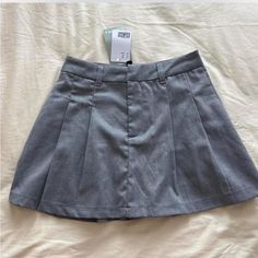 Brand New With Tags! Grey Pleated Mini Skirt From H&M. Size Xs. Super Cute For Summer! Just Too Small/Short On Me :( Grey Mini Skirt Outfit, Mini Skirt Outfit Aesthetic, Grey Pleated Mini Skirt, Gray Pleated Skirt, Skirt Outfits Aesthetic, Preppy Skirt, Zebra Print Skirt, Grey Pleated Skirt, Green Mini Skirt