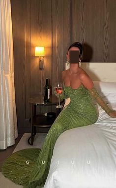 Green Glam Dress, Sparkly Mermaid Prom Dress, Classic Prom Dress, Simple Prom Dress Long, Aesthetic Poses, Prom Inspo, Dress With Train, Gorgeous Prom Dresses, Satin Homecoming Dress