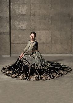 Black Bridal Lehnga Choli for Wedding with Magnificent Look emblazoned with beautiful embroidery. Latest Bridal Lehnga Choli Online in USA. Mehndi Lehnga, Nameera By Farooq, Choli For Wedding, Royal Gowns, Bridal Mehndi Dresses, Walima Dress, Velvet Lehenga, Beautiful Bridal Dresses, Bodice Pattern