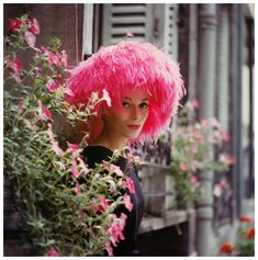 Feather hat - Google 検索 Celebrity Photographers, Vintage Fashion Photography, Feather Hat, Elsa Peretti, Pink Feathers, Vintage Couture, Pink Hat, 1960s Fashion, Everything Pink