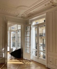 old money home decor, old money house interior, antique modern living room, old money aesthetic house Paris Appartement Aesthetic, Old Money Aesthetic House, French Hotel Room, Antique Modern Living Room, Old Money Home Decor, Old Money Home, France Apartment, European Apartment, Vogue Home