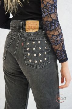 Il denim vintage di Levi's è ormai un amore indiscusso, ma questa volta te lo proponiamo nella versione con applicazioni borchie. Per un jeans davvero di tendenza!