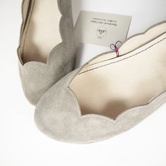 Gray Soft Suede Scalloped Handmade Ballet Flats by elehandmade Bridal Shoes Low Heel, Tas Fashion, Heart Fashion, Womens Wedding Shoes, Pretty Clothes, Tres Chic, Leather Ballet Flats, Crazy Shoes, Shoe Obsession