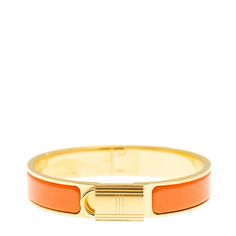 Elevate your style with our H LOCK ORANGE GOLD BRACELET 12MM. Made with high quality materials, this exquisite piece adds a touch of sophistication and luxury to any outfit. With its statement H lock and bold orange gold color, this bracelet is perfect for those looking for a unique and fashionable accessory. ADDITIONAL INFORMATION Color:Gold Stone:no Ref.H70000211 Material:- 925 Sterling Silver - 18k Gold Plated Size : 17, 19 Our replica products are committed to quality and color when used. Th Gold-tone Hardware Bracelets As Gift, Designer Gold Bracelets With Gold-tone Hardware, Elegant Adjustable Bracelets With Gold-tone Hardware, Yellow Gold Bracelets With Gold-tone Hardware As Gift, Elegant Adjustable Bracelet With Gold-tone Hardware, Yellow Gold Bracelet With Gold-tone Hardware As Gift, Adjustable Gold-tone Jewelry For Gifts, Designer Yellow Gold Bracelets With Gold-tone Hardware, Classic Formal Bracelets With Gold-tone Hardware