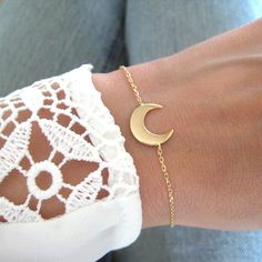 half-moon pattern bracelet on convict mesh chain material: 750/1000 gold plated (18 carats) 3 microns thick hypoallergenic without nickel or cadmium horn dimensions: 1.3 x 1.1 cm length: 18.5 cm (adjustment ring at 16.5 cm) weight: 1.25 gr hallmarked item shipping within 24 hours Gold Half Moon Shaped Metal Jewelry, Elegant Half Moon Metal Jewelry, Gold Moon Charm Bracelet Jewelry, Elegant Half Moon Brass Jewelry, Minimalist Half Moon Metal Jewelry, Adjustable Gold Bracelets With Moon Charm, Gold Moon Charm Bracelet, Adjustable Gold Moon Bracelets, Metal Moon Charm Bracelet Jewelry