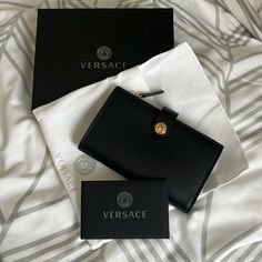 Nero-Oro Versace. Size: Unica 10 Card Pockets. 1 Cash Pocket. 1 Zip Coin Pocket. Snap Enclosure. Gold Medusa Head. Comes With Everything Pictured. Bought For Myself But Decided Not To Use. Brand New. Versace Wallet, Leather Business Card Case, Leather Card Holder Wallet, Gold Wallet, Vintage Versace, Business Card Case, Medusa Head, Versace Bags, Leather Card Case