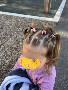 Toddler Hair Clips Styles, Toddler Butterfly Clip Hairstyles, Toddler Headband Hairstyles, Toddler Short Hairstyles Girl, Butterfly Clips Hairstyles Kids, Short Hair Baby Girl Styles, Curly Toddler Hairstyles, Easy Toddler Girl Hairstyles, Toddler Girl Hairstyles Curly