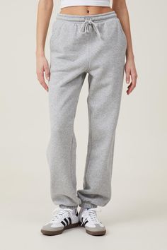 Classic Sweatpant Relaxed Fit Joggers With Elastic Cuffs For Jogging, Oversized Casual Sweatpants With Elastic Cuffs, Oversized Solid Joggers With Elastic Waistband, Athleisure Baggy Sweats With Elastic Waistband, Relaxed Fit Winter Sweats With Side Pockets, Casual Oversized Drawstring Sweatpants, Sporty Sweats With Elastic Waistband And Relaxed Fit, Baggy Athleisure Joggers With Elastic Cuffs, Cozy Streetwear Pants With Elastic Waistband