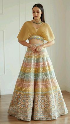 New Design Traditional Dresses, Traditional Dresses New Patterns, Haldi Dress For Guest, Lehenga Designs For Wedding Guest, Traditional Outfit For Wedding, Fashionable Traditional Outfits, Wedding Sider Outfit, India Lehenga Design, Wedding Outfit For Women Indian