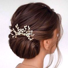 Selling A New, Never Used, Bridal Hair Comb - Stunning! Went With A Different Hair Style And Never Used - Retails For $70. Has Pearls And Other Gems On It With Silver Metal. Floral Bridal Hair, Bridal Hair Pins Pearl, Bridal Hair Combs Pearl, Beautiful Bridal Hair, Floral Hair Combs, Bridal Hair Piece, Wedding Hair Comb, Bridal Hair Clip, Pearl Hair Pins