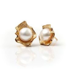 Venus Gilded Silver & Pearl Earrings – Braybrook & Britten Pearl Ring Simple, Top Jewelry Trends, Modern Pearl Jewelry, Pearl Earrings Designs, Simple Silver Jewelry, Silver Pearl Earrings, Pearl Jewellery, Pearl Collection, Trendy Earrings