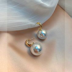 Shell Pearl Earrings Take a look at our beautiful pearl earring design. These pearl drop earrings are made with faux pearls and gold clasp to give you an vintage style. Made with shell pearls and silver pins, these pearl earrings are easy to care for and will take your look from casual to formal in an instant. Product Specifications Pearl Type Shell Pearl Pearl Shape Round Pearl Size 15mm / 0.59 inches Length 28mm / 1.10 inches Pearl Color White Stock Number 6082 Metal S925 Silver, Alloy For Fem White Pearl Clip-on Earrings With Pearl Charm, Vintage Pearl Earrings With Pearl Charm, Pearl White Pearl Drop Clip-on Earrings, Red Personality, Handmade Pearl Jewelry, Pearl Earrings Designs, Mirror Jewelry, Jewelry Mirror, Big Pearl