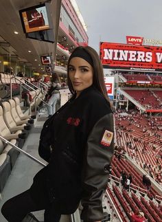 Olivia Culpo Football Game Outfit, Olivia Culpo Game Day Outfits, Football Winter Outfit, Women’s Football Jersey Outfit, Nfl Game Day Outfit Woman Winter, Sport Event Outfit, Fall Football Game Outfit For Women, Olivia Culpo Outfits