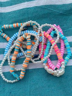 Preppy summer bracelets 🥥⛱️👒🐠🎀 Preppy Beach Bracelets, Flatbead Bracelets Ideas Preppy, Clay Beads Beach Vibes, Preppy Bracelets Ideas, Clay Bead Bracelet Ideas Summer Preppy, Beach Themed Clay Bracelet, Preppy Bracelet Ideas, Preppy Crafts, Preppy Make Bracelet Aesthet