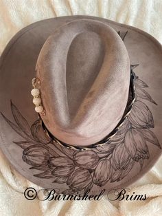 Gorgeous hand burned ladies western hat. Great attention to detail. Vegan suede hat. Large Brim Hat, Suede Hat, Hand Burn, Chapeau Cowboy, Western Hat, Hat Custom, Western Hats, Knitting Gift, Brim Hat