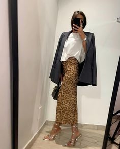 Leo-Rock mit Blazer und Heels – der perfekte Power-Look! 🖤🐆 #stylestatement #chicvibes #leolove #leolook #outfitgoals Work Outfit For Summer, How To Style A Blazer With Skirt, Women’s Blazer Outfit With Skirt, Autumn Outfits Chic, Holiday Inspo Outfits, Party Fits Winter, Nightout Outfit Casual, Long Cheetah Skirt Outfit, Blazer And Heels Outfit