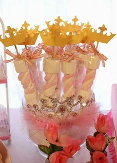 there are many candy sticks with crowns on them