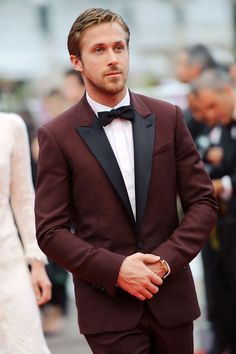 Krissi this is my wedding tux color! And I'm not saying anything about the person wearing it but he defo makes it look guuuuurd! X Tuxedo Styles, Mens Tuxedo, Burgundy Tuxedo, Costume Gris, Teacher Motivation, Girls Teacher, Tie Vest, Райан Гослинг, Burgundy Suit