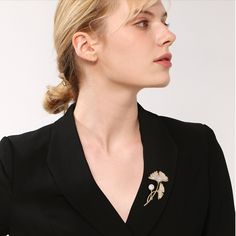 Gold-plated streamer micro dream series high-end brooch Product Details Size:5.3*3.3cm,Bottom needle length 3.8cm Material: gold plated，Zirconia，pearl Product features: Simplicity can also interpret beautiful highlight moments. The low-key 18k gold plating and selected high-quality pearls create a minimalist charm. The dazzling zircon is fully radiated with unique personality, which perfectly interprets the image of fashionable, luxurious and modern urban women. Chic Gold Brooch For Evening, Gold Formal Enamel Pin, Elegant Silver Enamel Pin For Formal Occasions, Silver Elegant Enamel Pin For Formal Use, Silver Elegant Enamel Pin For Formal Events, Chic Gold Brooches For Party, Elegant Formal Enamel Pin Brooch, Elegant Silver Enamel Pin, Elegant Gold Enamel Pin For Party