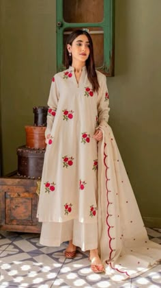 Pakistani Fancy Dresses, Pakistani Dresses Casual, Dress Design Patterns, Simple Pakistani Dresses, Designer Dresses Casual, Boutique Dress Designs, Party Wear Indian Dresses, Amritsar