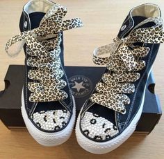 Mujeres conversa alta personalizada por SparklYourShoes en Etsy Alternative Wedding Shoes, Shoe Refashion, Shoe Makeover, Mode Shoes, Sporty Shoes, Wedding Shoes Bride, Embellished Shoes