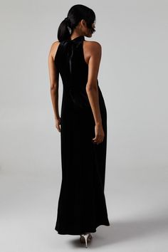 Elegant halterneck design with gathered detail at the neckline Sleek bias cut silhouette for a flattering fit Floor-sweeping maxi length for a dramatic look Luxurious velvet fabric with a subtle sheen Sophisticated open back detail for added allure Make a striking impression as part of the bridal party in this stunning velvet halter maxi dress from Oasis. The bias cut silhouette gracefully skims your curves, while the gathered halterneck adds a touch of sophistication. Perfect for bridesmaids, this dress exudes elegance and charm. Style with delicate strappy heels and minimalist jewellery to complement the dress's refined aesthetic. For a cohesive bridal party look, coordinate with matching accessories in the chosen wedding colour palette. This versatile piece ensures you'll feel confide Dresses Velvet, Minimalist Jewellery, Work Wear Outfits, Wedding Colour, Oasis Dress, Refined Aesthetic, Maxi Bridesmaid Dresses, Halter Maxi Dress, Bridesmaids Dress