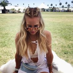 This double braid works also as a pseudo-crown. Coachella Braids, Braids Festival, Coachella Hair, Boxer Braids, Festival Hair, Long Wavy Hair