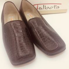 New Talbots Brown Leather Looks Like Alligator Design Slip On 1” Heel Made In Brazil Size 9.5 Beautiful!!! No Box Luxury Leather-lined Slip-ons For Semi-formal Occasions, Leather Looks, Loafers Dress, Brown Leather Loafers, Made In Brazil, Leather Loafers, Flat Shoes Women, Alligator, Loafer Flats