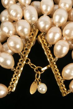 CHANEL -(Made in France) Bracelet de perles nacrées Chanel. Condition : Très bon état Dimensions : Longueur : de 19 cm à 22 cm - Largeur : 6 cm Luxury Beaded Pearl Necklace For Evening, Gold Beads Jewelry For Evening, Elegant Multi-strand Gold Beads, Formal Beaded Pearl Bracelet, Formal Pearl Bracelet With Round Beads, Elegant Formal Gold Beads, Luxury Bracelets With Pearl Drop, Luxury Bracelets With Pearl Drop And Round Beads, Luxury Beaded Pearl Bracelet