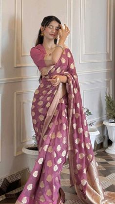 Sari Dress Design, Silk Saree Aesthetic, Pink Ethnic Outfits, Indian Ethnic Aesthetic, Silk Saree Outfit, Sarees Aesthetic, Aesthetic Indian Outfits, Saare Aesthetic, Indian Aesthetic Outfit