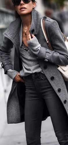 Grey on grey - was für eine tolle Kombination verschiedener Stoffe und Grautöne. Die coolen Details runden den Look super ab! #grey #details #winterfashion #jewelry #sunglasses Fashion Trends Winter, Grey Coat, Long Sleeves Coats, Street Style Inspiration, Fashion Winter