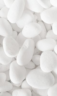 white pebbles are scattered on top of each other