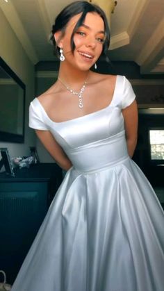 Simple Satin Wedding Dress, Simple Satin, Glamouröse Outfits, Charming Wedding, Dream Wedding Ideas Dresses, Prom Dress Inspiration, فستان سهرة, Pretty Prom Dresses, Satin Wedding Dress