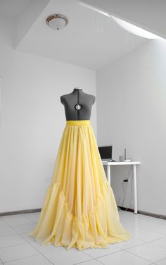 Tulle Maxi Skirt With Ruffles, Prom Maxi Skirt With Ruffles, Ruffled Maxi Skirt For Prom, Full Organza Prom Skirt, Prom Organza Full Skirt, Prom Full Skirt In Organza, Long Organza Tulle Skirt, Long Tulle Organza Skirt, Fitted Yellow Ruffled Skirt