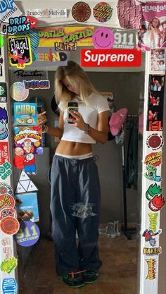 Oversized Jeans And Tank Top, Hippy Skater Outfits, Room Ideas Streetwear, Lowkey Emo Outfits, Streetwear Bedroom Ideas, Street Style Room Decor, Cool Things To Have In Your Room, Streetwear Bedroom, Streetwear Room Decor