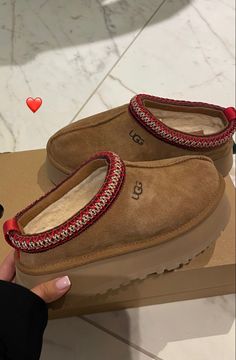 Ugh Tasman Slippers Outfits, 2022 Fall Shoes, Shoes 2022 Trends, Shoes 2022 Fall, Fall Shoes 2022, Shoes For Women Fall, Fall Shoes For Women, Fall Outfits Comfy, Ugg Tazz Slippers