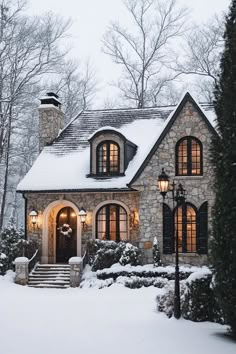 Small Winter Home Exterior, Small Christmas Cottage Exterior, Cute Cottage House Aesthetic, Castle Cottage House, Vintage Style House Exterior, Cozy Home Floor Plans, Iconic Houses In Movies, Houses Exterior Cottage, Bloxburg Winter Cottage