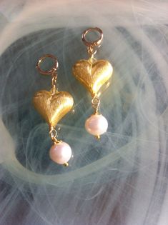 Fancy earrings with large brushed gold plated hearts topped with a Swarovski crystal and quality freshwater pearls. Two large 20 mm brushed gold-plated hearts and two 4 mm Swarovski crystal bicones in Daffodil AB. Quality freshwater pearls with a beautiful white luster and measuring 10 mm surmounted by a flower cup. Pretty gold-plated hoop hooks. They have a fancy vintage look as in the past but also bohemian and you will have the pleasure of wearing them because they are also original. These earrings measure 6 cm or 2 and a half inches. Gold Dangle Pearl Earrings For Valentine's Day, Gold Pearl Earrings For Anniversary On Valentine's Day, Valentine's Day Gold Pearl Earrings For Anniversary, Gold Pearl Heart Earrings For Weddings, Heart-shaped Gold Pearl Earrings For Wedding, Elegant Gold Handmade Heart Earrings, Valentine's Day Gold Pearl Heart Earrings, Valentine's Day Gold Heart Pearl Earrings, Gold Heart-shaped Earrings With Pearl Drop