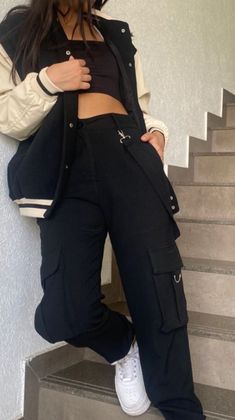 Looking for the trendiest women outfits with cargo pants ideas to copy? Check this post for the best style tips and cargo pants outfits for women this year! Outfits With Cargo Pants - Streetwear Fashion outfits with cargo pants black outfits with cargo pants khakis #outfitswithcargopantsblack #outfitswithcargopantskhakis #outfitswithcargopantswinter #outfitswithcargopantsbeige #outfitswithcargopantsplussize #outfitswithcargopantsaesthetic #outfitswithcargopantswhite Outfits With Cargo Pants Black, Cargo Pants Ideas, Cargo Pants Outfit Street Style, Outfits With Cargo Pants, Cargo Pants Outfit Ideas, Black Cargo Pants Outfit, Black Cargo Jacket