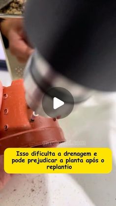 a person is using a drill to fix a piece of plastic in a sink with the caption'eso diffruta la drenagem e pode predicciar