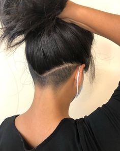 Female Undercut Long Hair, Undercut Curly Hair, Undercut Hairstyles Women, Undercut Long Hair, Half Shaved Hair, Shaved Hair Designs, Vlasové Trendy, Short Hair Undercut